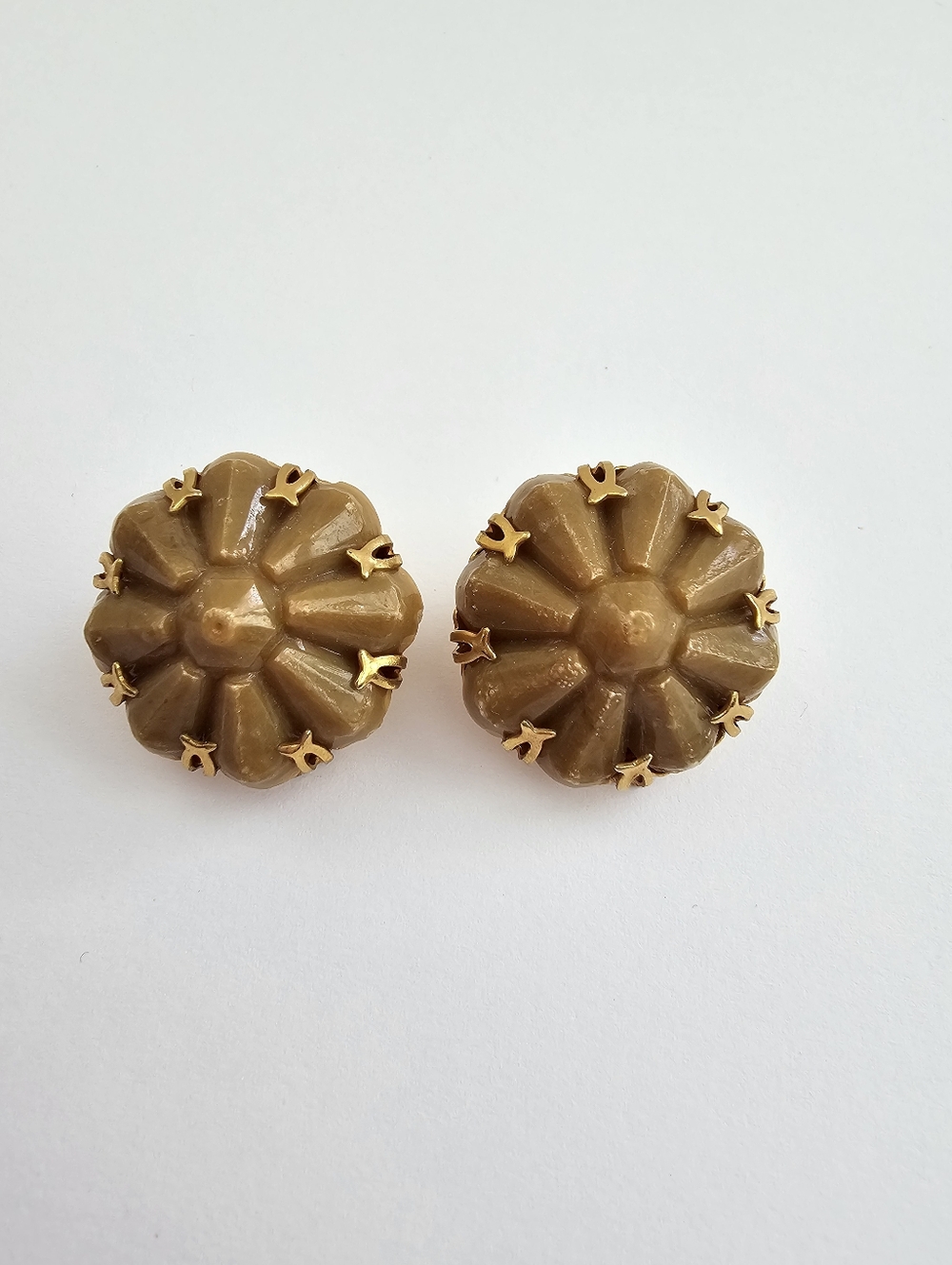 Vintage 1950s Opaque Caramel Thermoset Clip-On Earrings